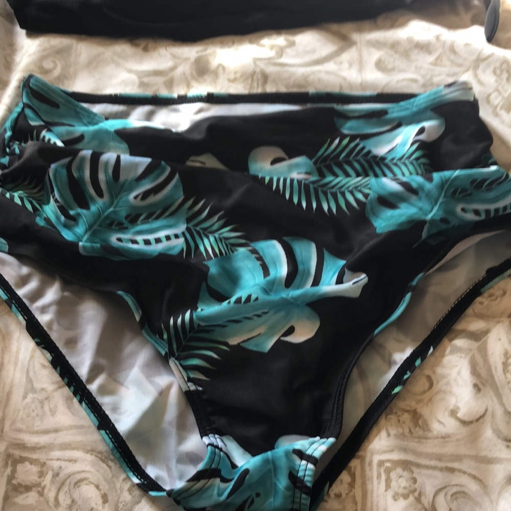 Woman’s Bikini - Picture 2 of 4